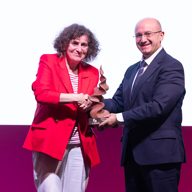 El director general de Vegalsa Eroski, José Manuel Ferreño, recoge el premio de mano de la alcaldesa de Santiago, Goretti Sanmartín