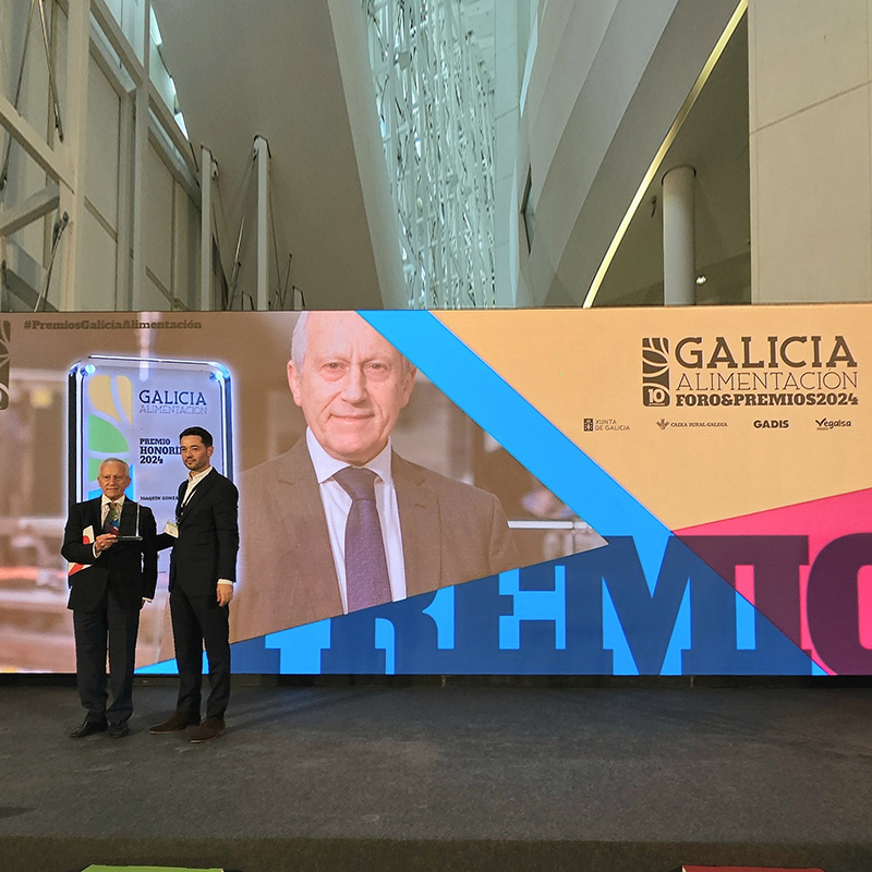 Entrega d epremio a Joaquín González