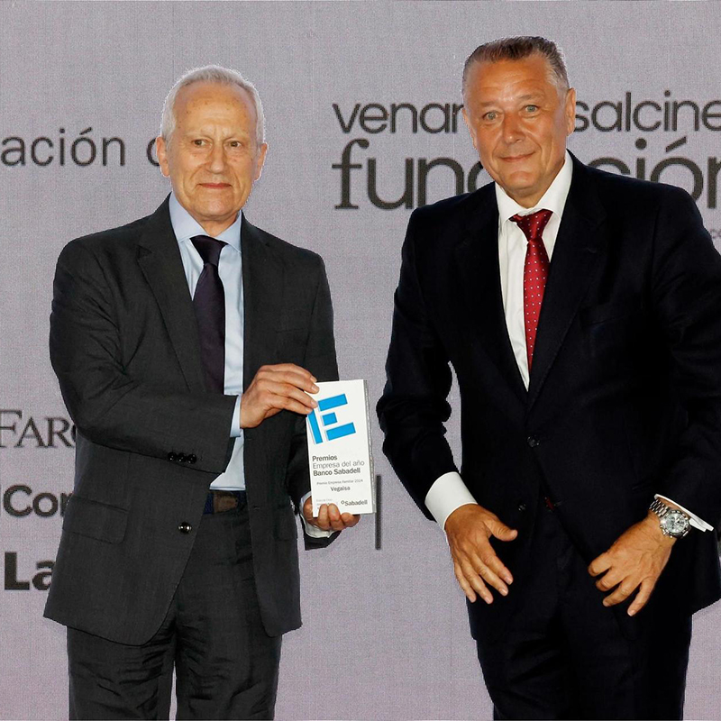El máximo accionista de Vegalsa, Joaquín González, recogió la distinción a la Empresa Familiar de Venancio Salcines.