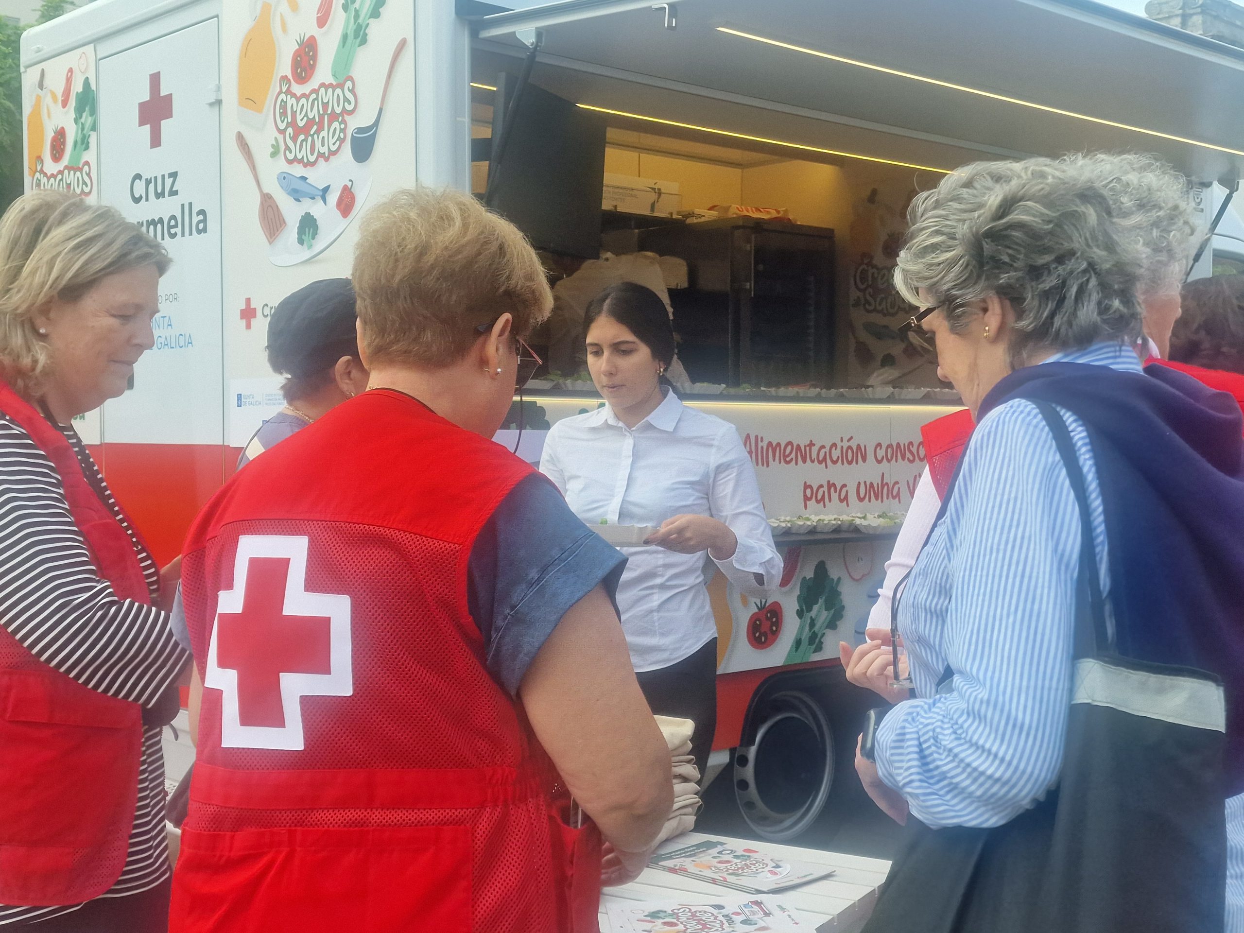 Voluntarios de la Cruz Roja y representantes de Vegalsa-Eroski durante una acción social.
