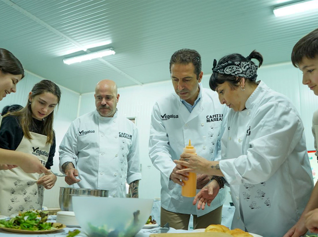 Profesionales de la alimentación durante una demostración culinaria vinculada a Vegalsa-Eroski.