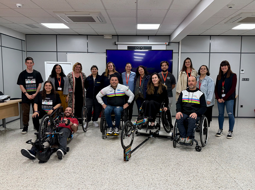 Grupo de personas participantes en una acción inclusiva apoyada por Vegalsa-Eroski.