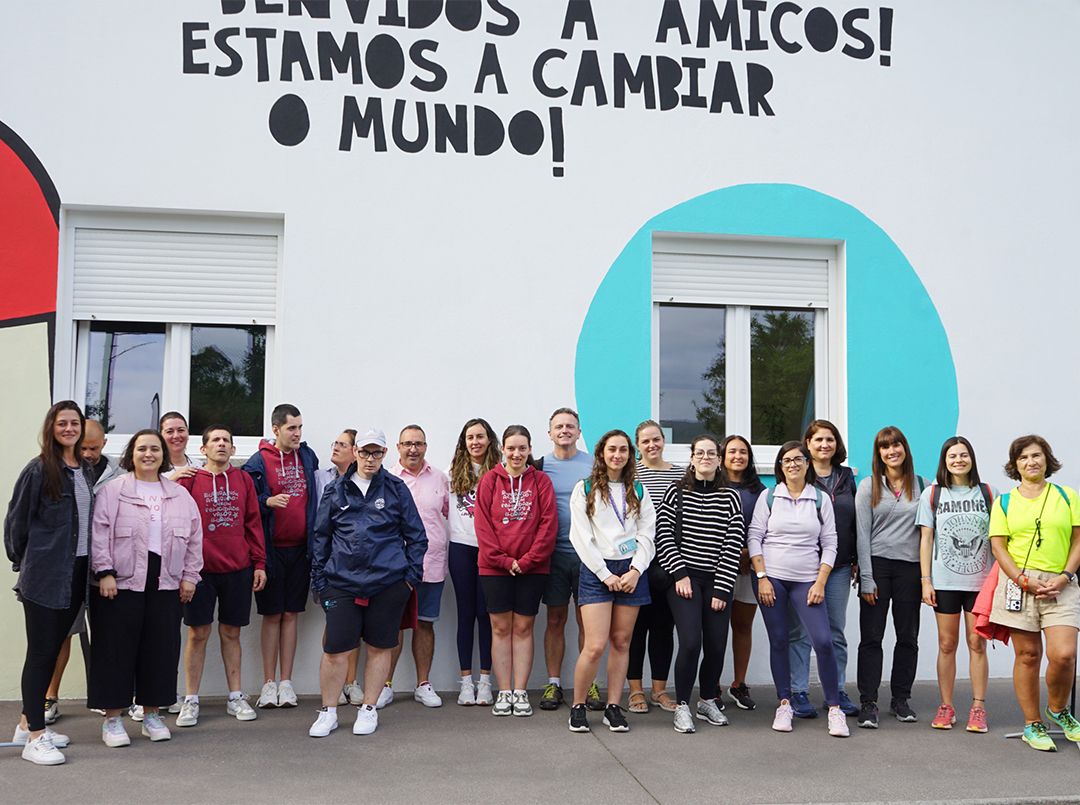 Grupo de jóvenes participando en una iniciativa educativa apoyada por Vegalsa-Eroski.