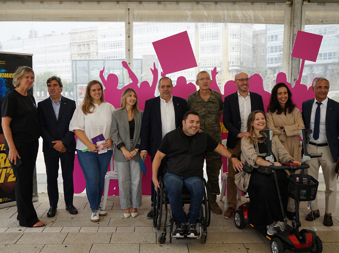 Grupo de personas posando tras una acción social apoyada por Vegalsa-Eroski.