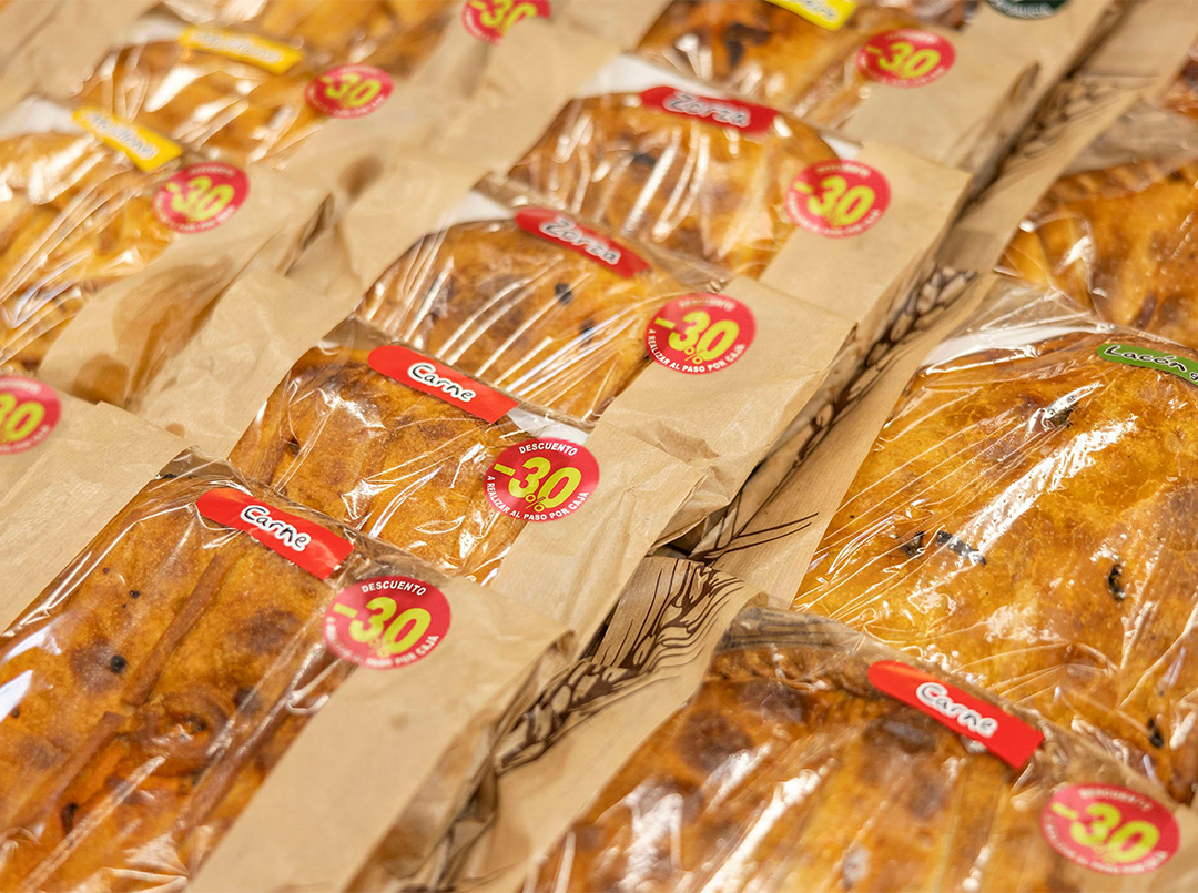 Panes de marca propia Vegalsa-Eroski expuestos para su venta.