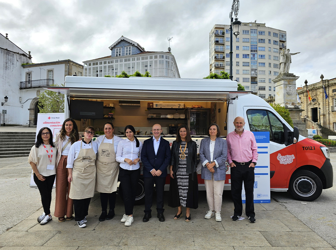 Equipo de tienda de Vegalsa-Eroski frente a un establecimiento.